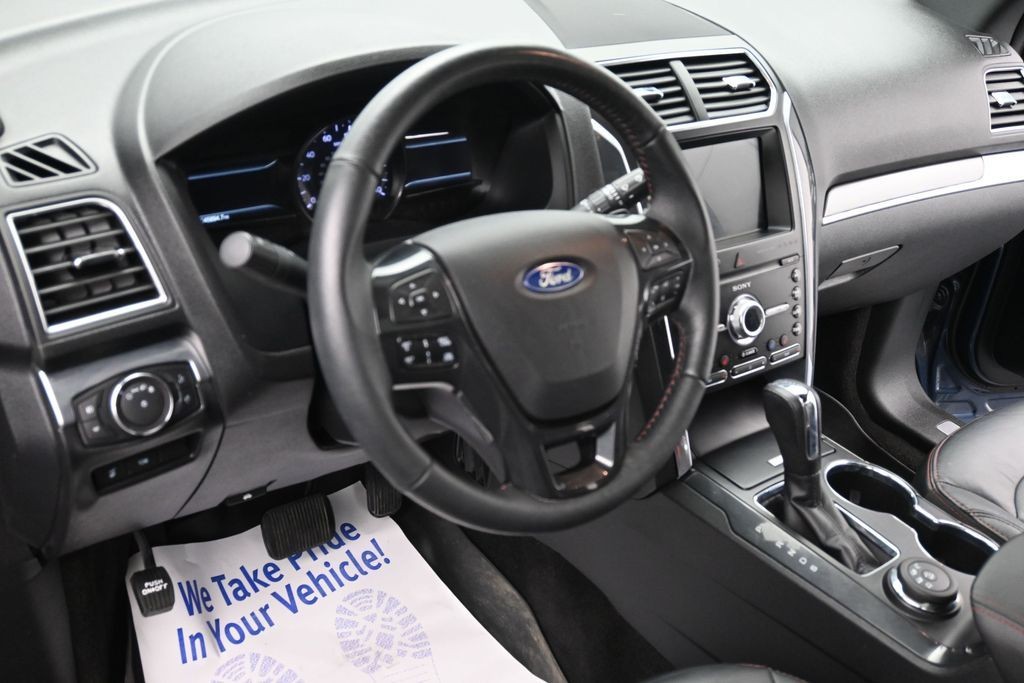 Ford Explorer Vehicle Full-screen Gallery Image 14
