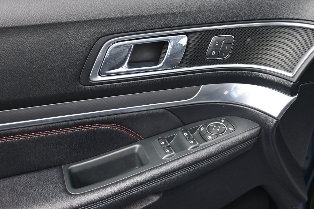 Ford Explorer Vehicle Full-screen Gallery Image 15