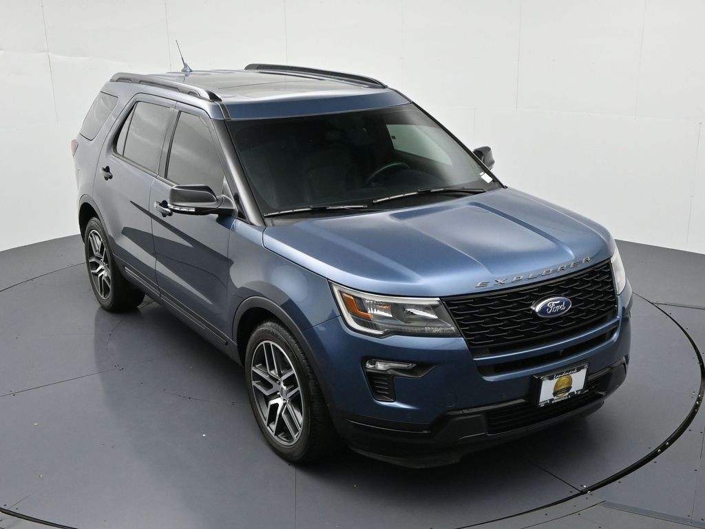 Ford Explorer Vehicle Full-screen Gallery Image 16