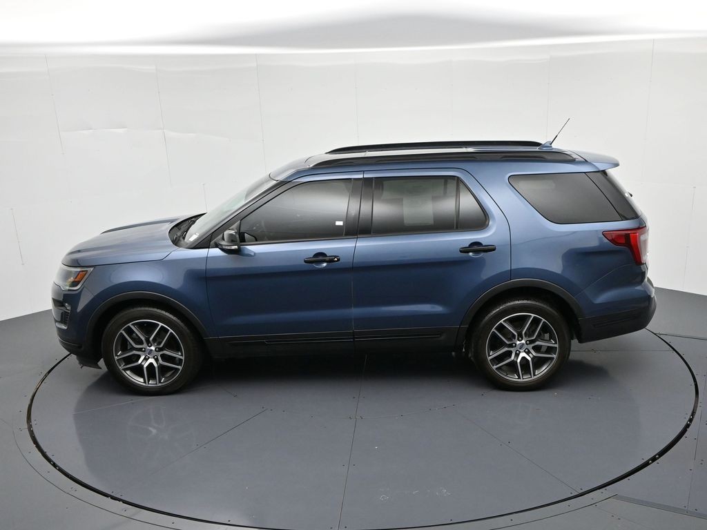 Ford Explorer Vehicle Full-screen Gallery Image 19