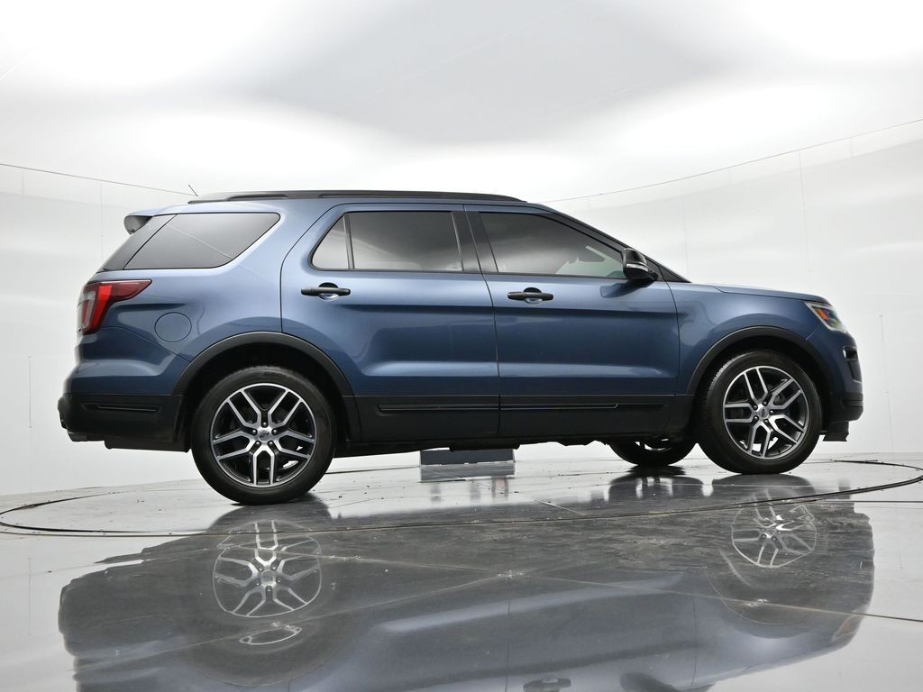 Ford Explorer Vehicle Full-screen Gallery Image 23