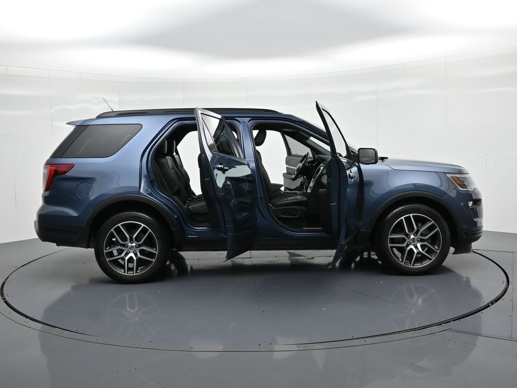 Ford Explorer Vehicle Full-screen Gallery Image 24