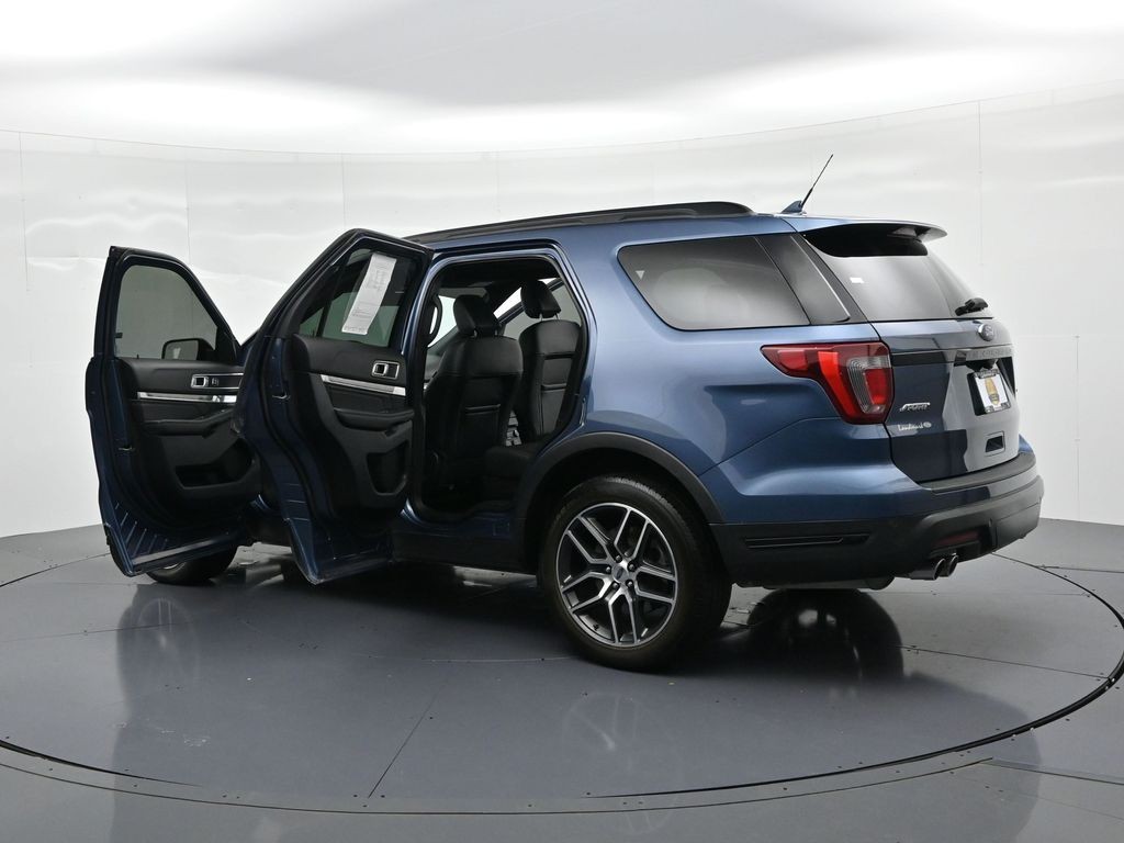 Ford Explorer Vehicle Full-screen Gallery Image 25