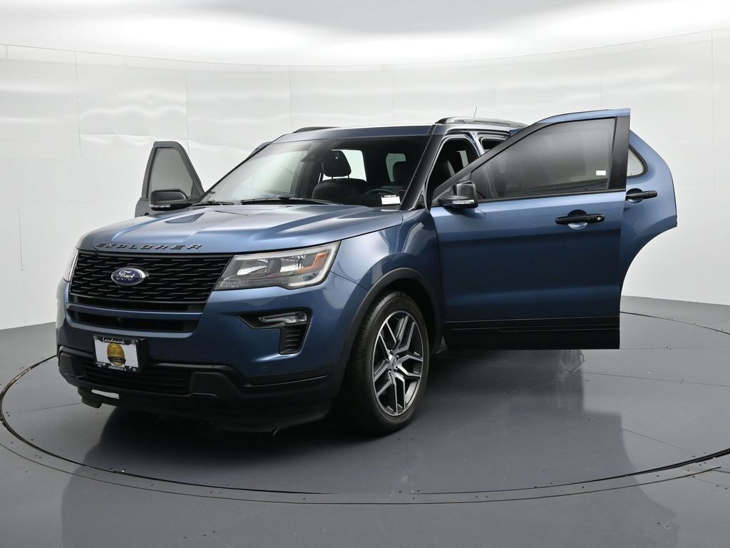 Ford Explorer Vehicle Full-screen Gallery Image 26