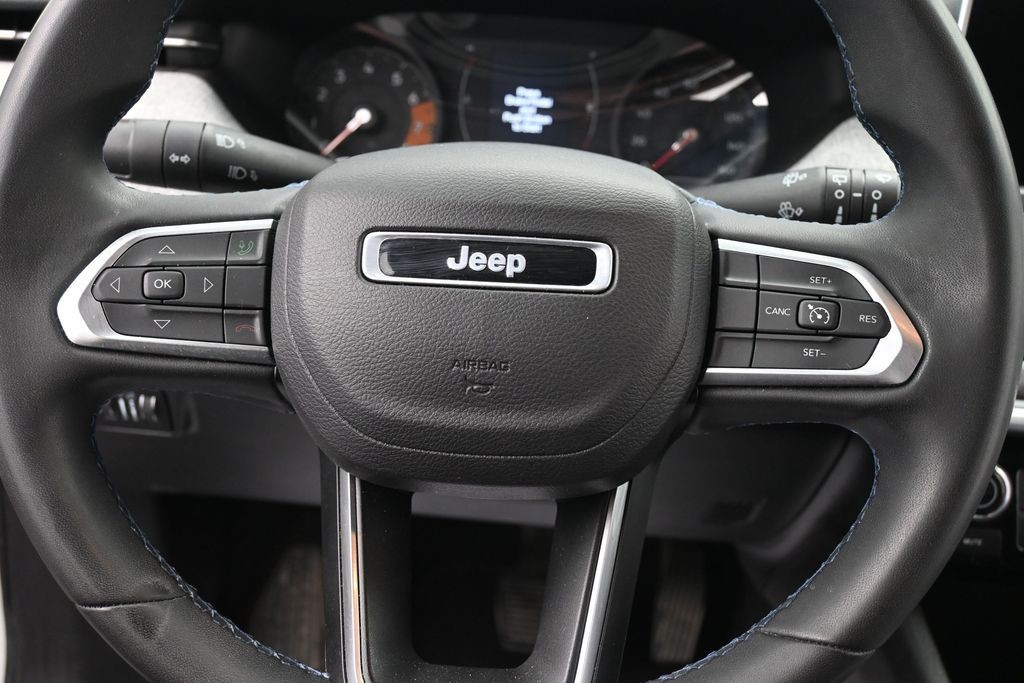 Jeep Compass Vehicle Full-screen Gallery Image 12