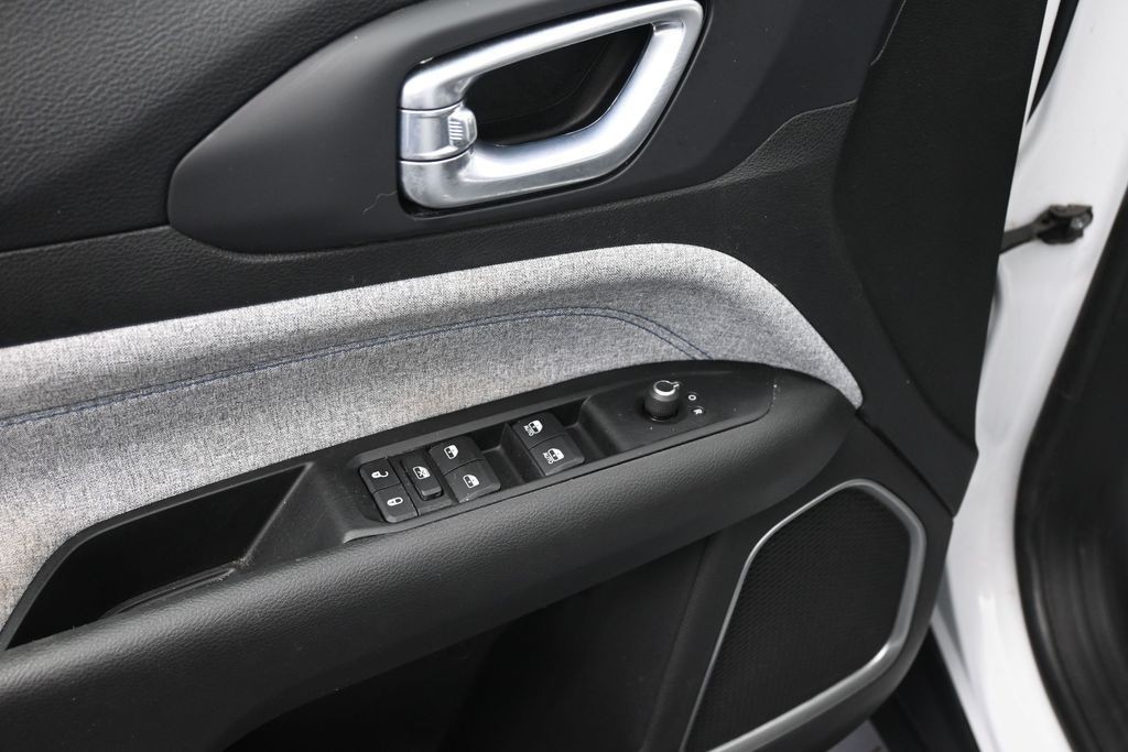 Jeep Compass Vehicle Full-screen Gallery Image 13