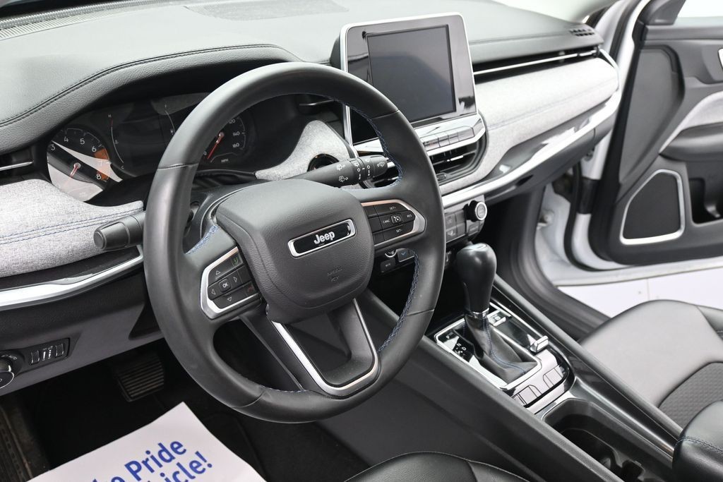 Jeep Compass Vehicle Full-screen Gallery Image 14