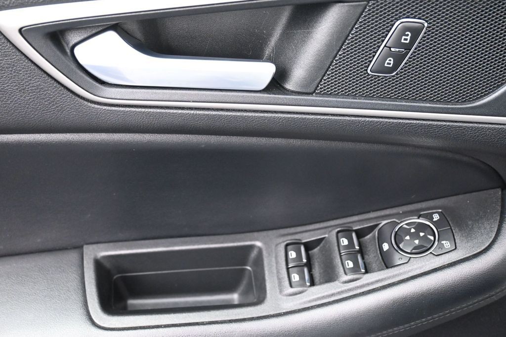 Ford Edge Vehicle Full-screen Gallery Image 13