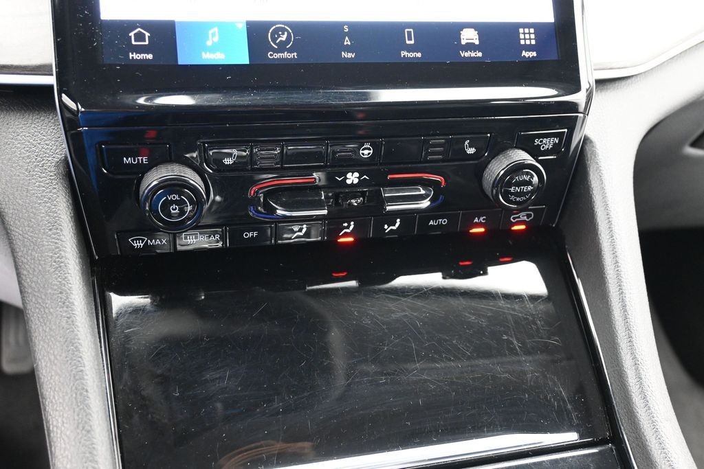 Jeep Grand Cherokee Vehicle Full-screen Gallery Image 12