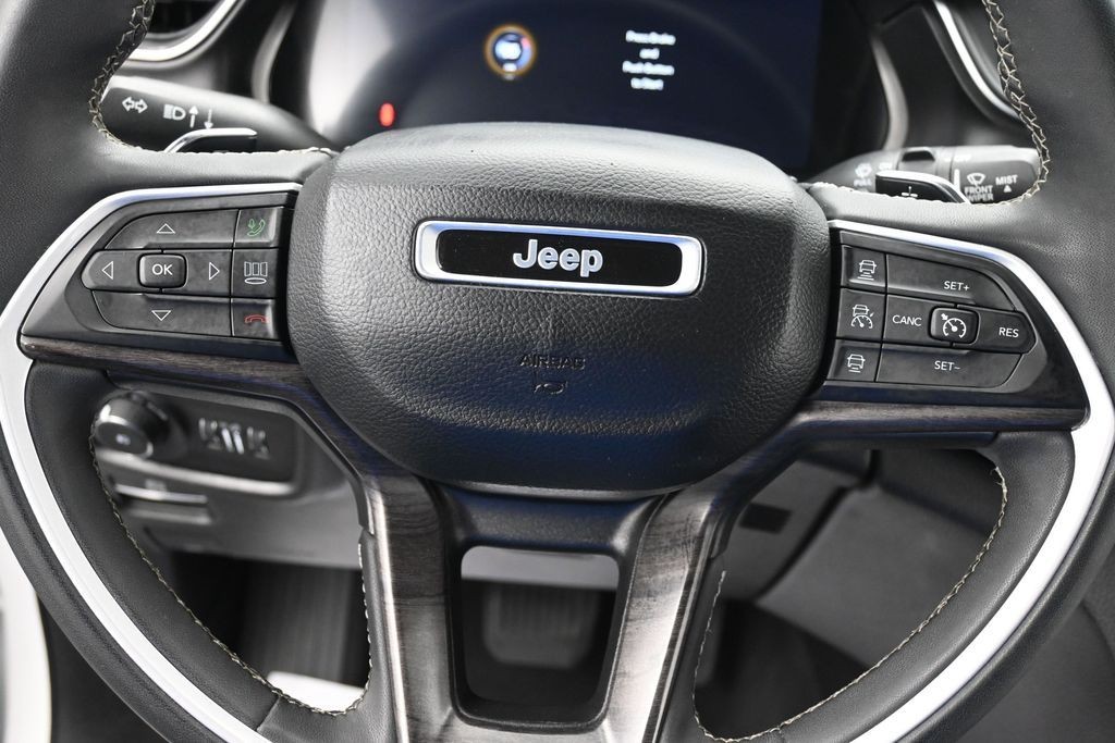 Jeep Grand Cherokee Vehicle Full-screen Gallery Image 13