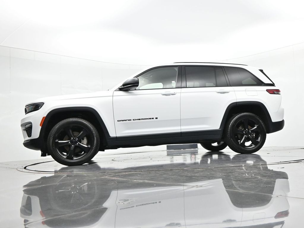 Jeep Grand Cherokee Vehicle Full-screen Gallery Image 23