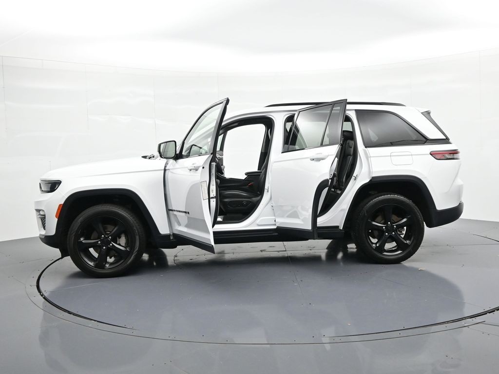 Jeep Grand Cherokee Vehicle Full-screen Gallery Image 24