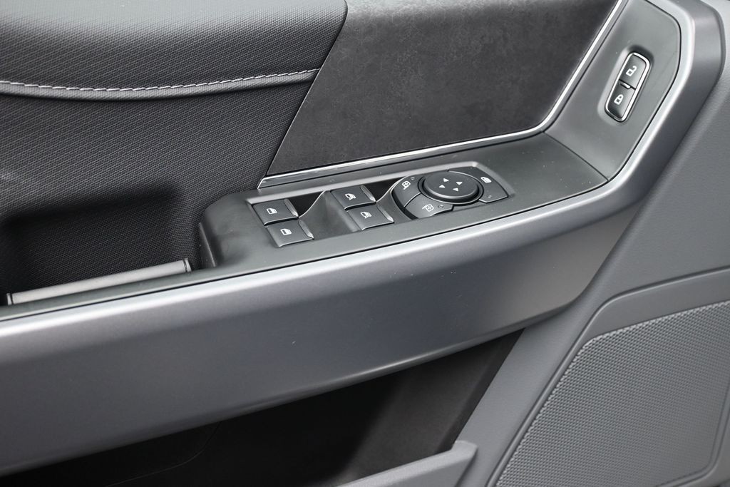 Ford F-150 Vehicle Full-screen Gallery Image 12