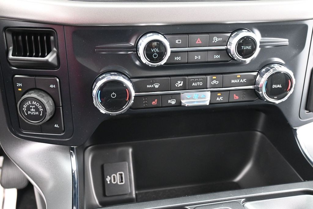 Ford F-150 Vehicle Full-screen Gallery Image 12