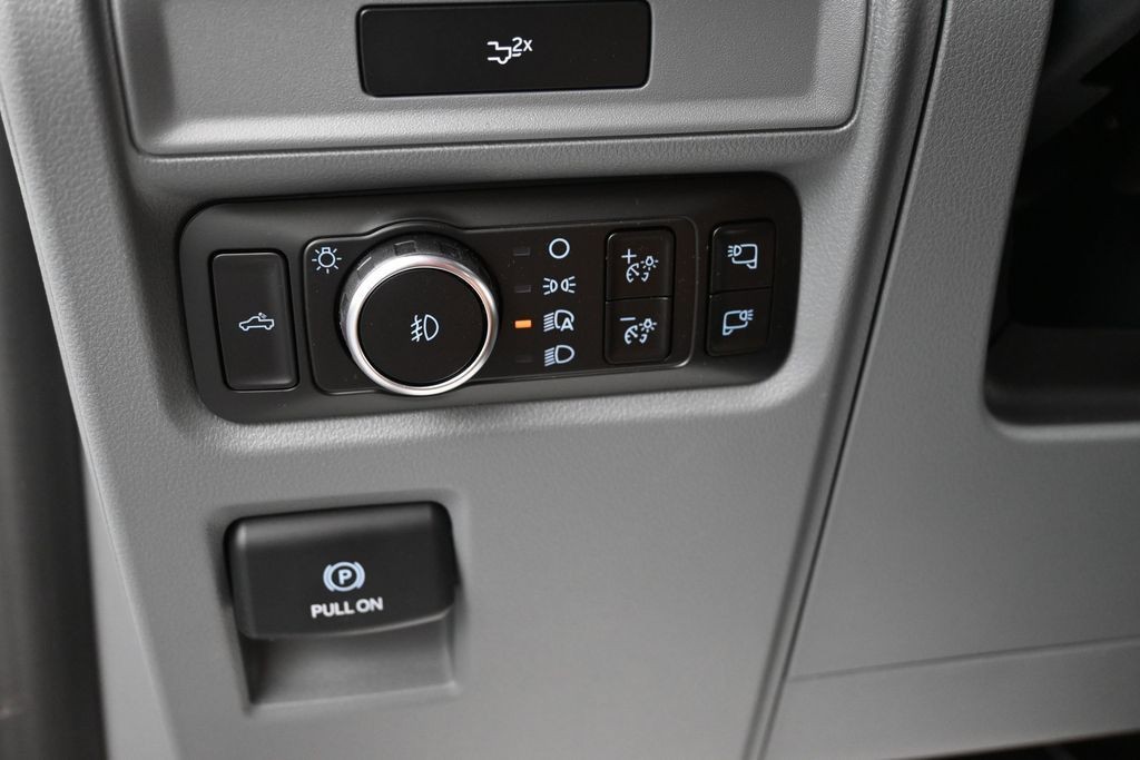 Ford F-150 Vehicle Full-screen Gallery Image 15