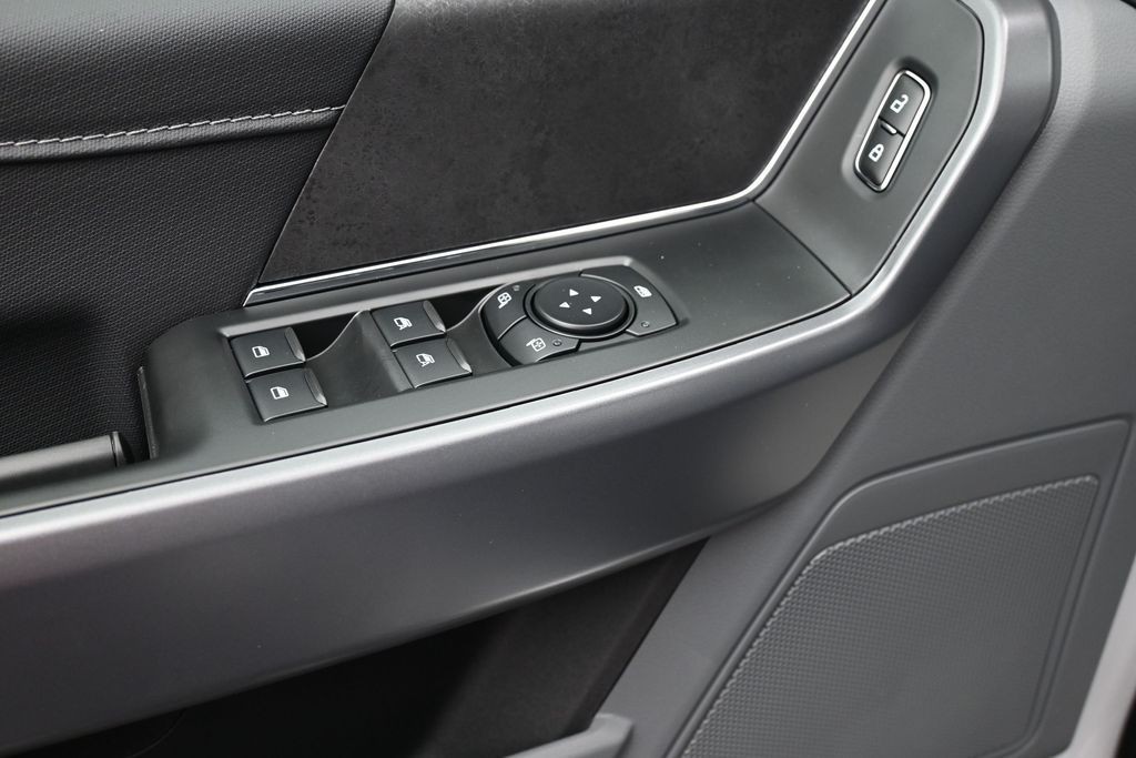 Ford F-150 Vehicle Full-screen Gallery Image 16