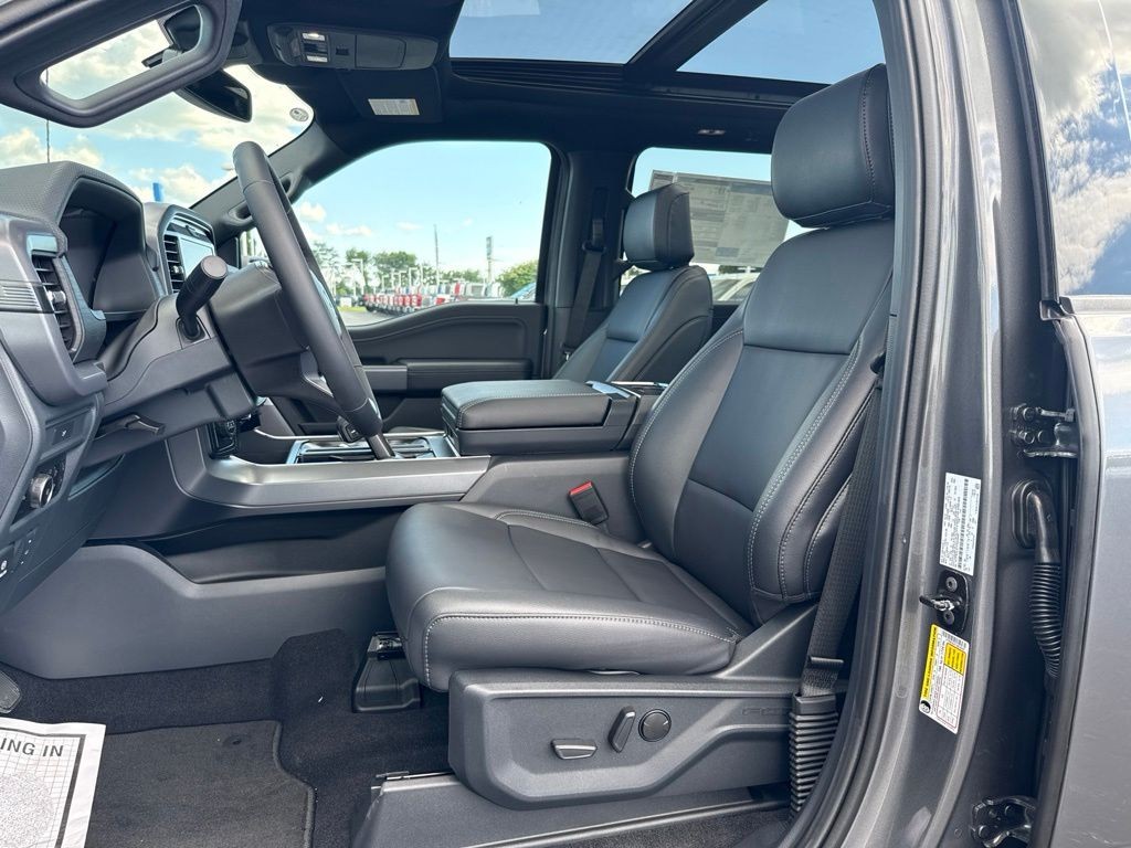Ford F-150 Vehicle Full-screen Gallery Image 2