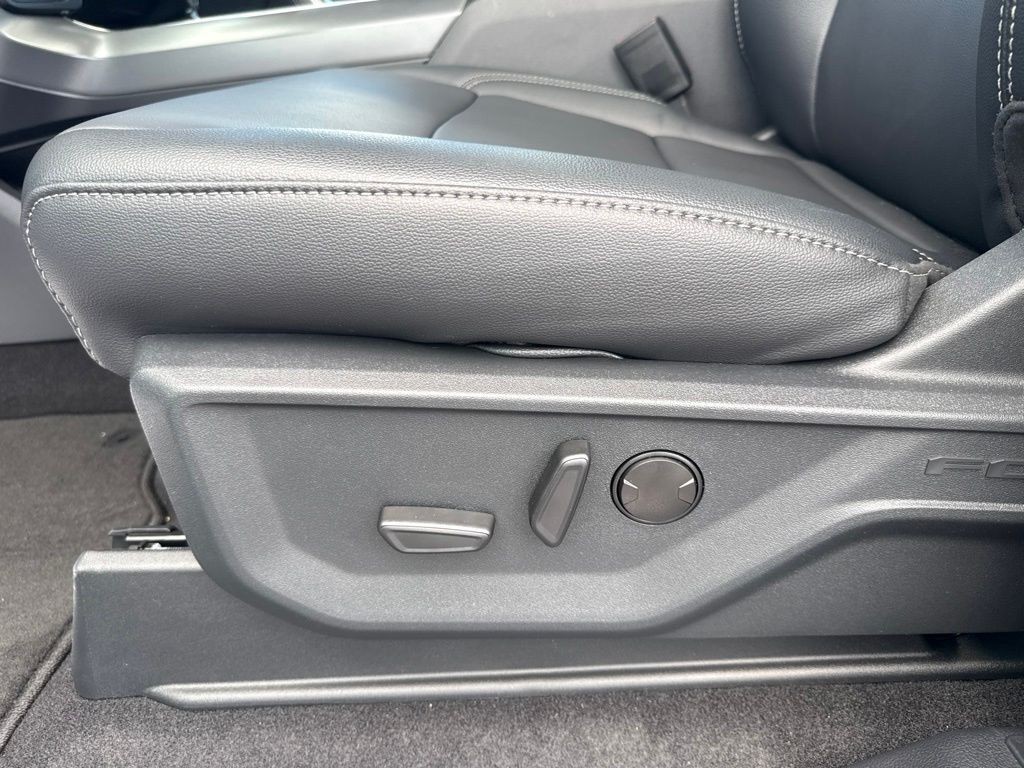 Ford F-150 Vehicle Full-screen Gallery Image 11