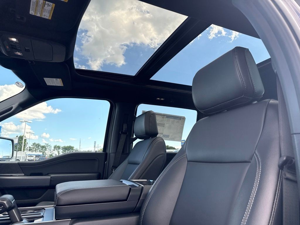 Ford F-150 Vehicle Full-screen Gallery Image 12