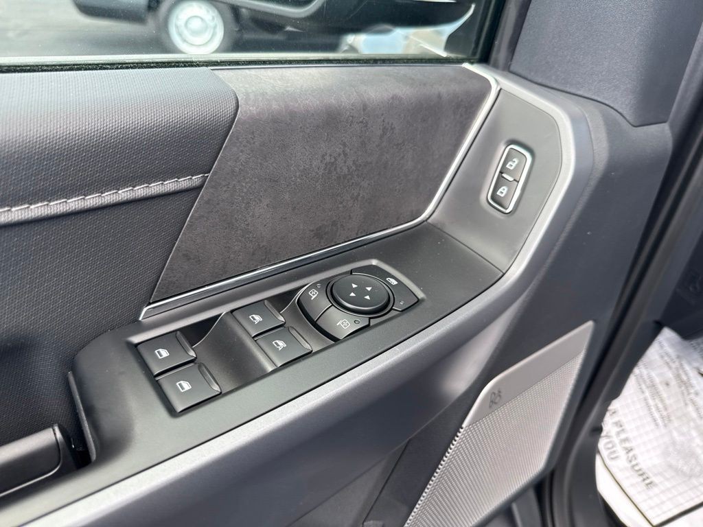 Ford F-150 Vehicle Full-screen Gallery Image 14
