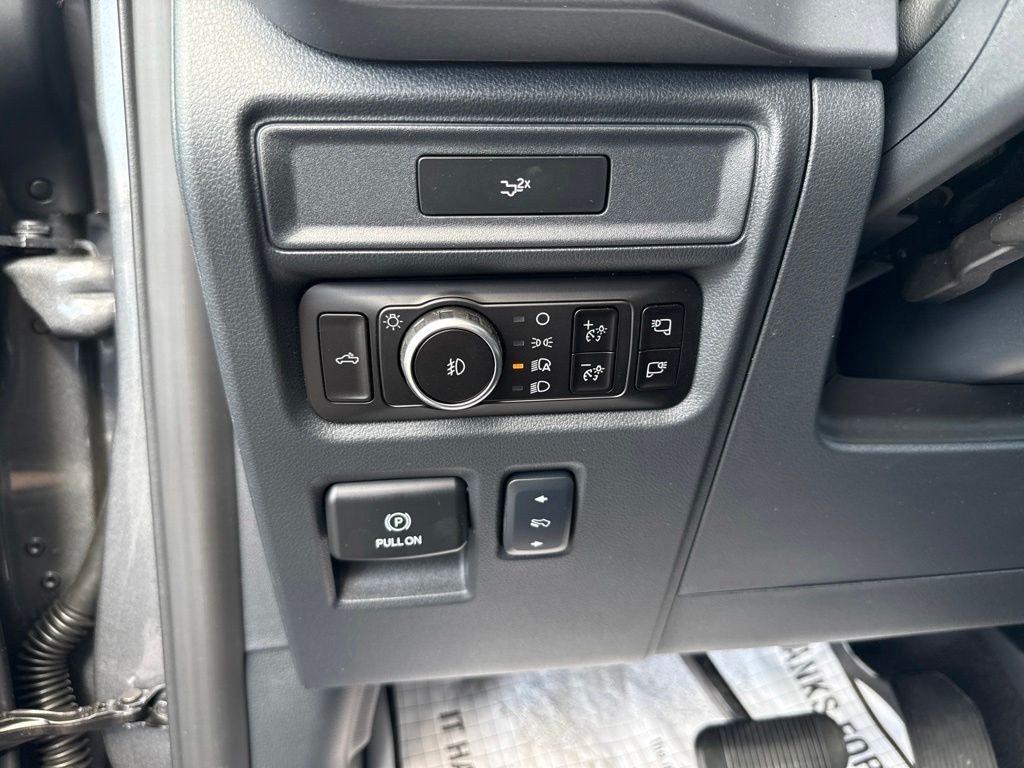Ford F-150 Vehicle Full-screen Gallery Image 16