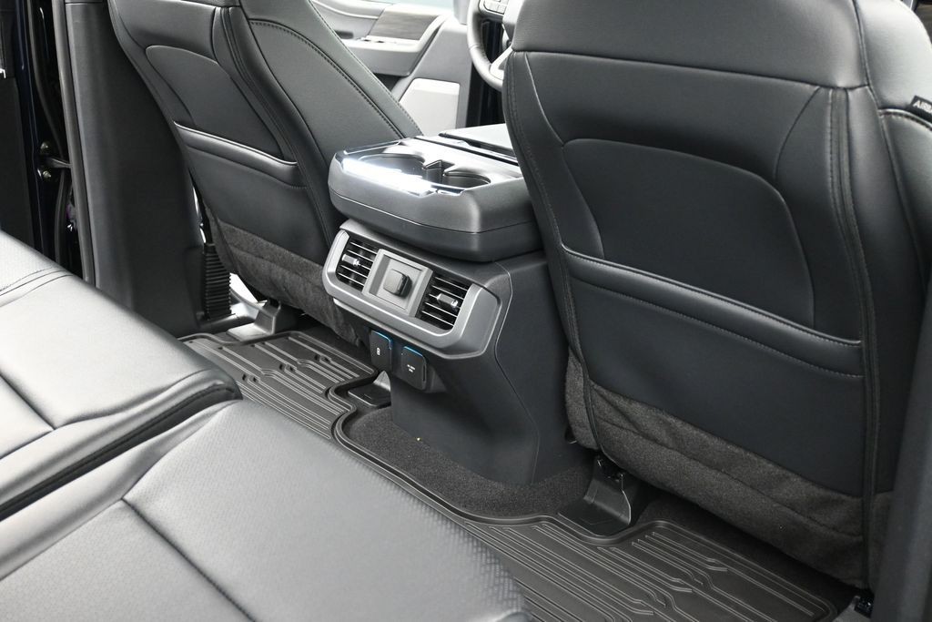 Ford F-150 Vehicle Full-screen Gallery Image 11