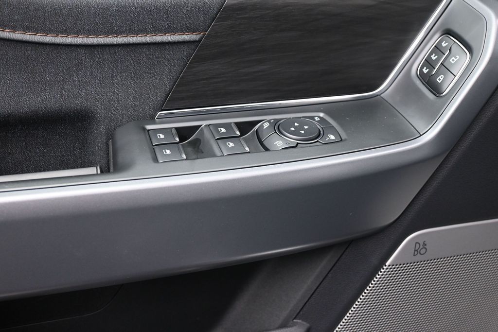Ford F-150 Vehicle Full-screen Gallery Image 12