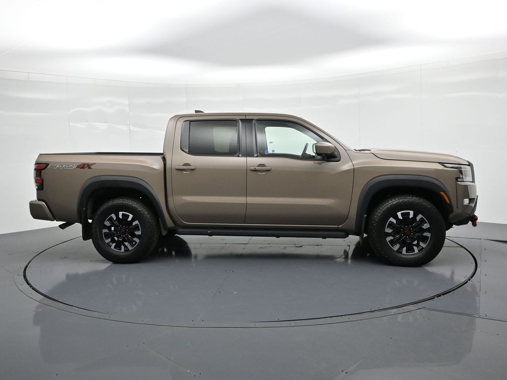 Nissan Frontier Vehicle Full-screen Gallery Image 5