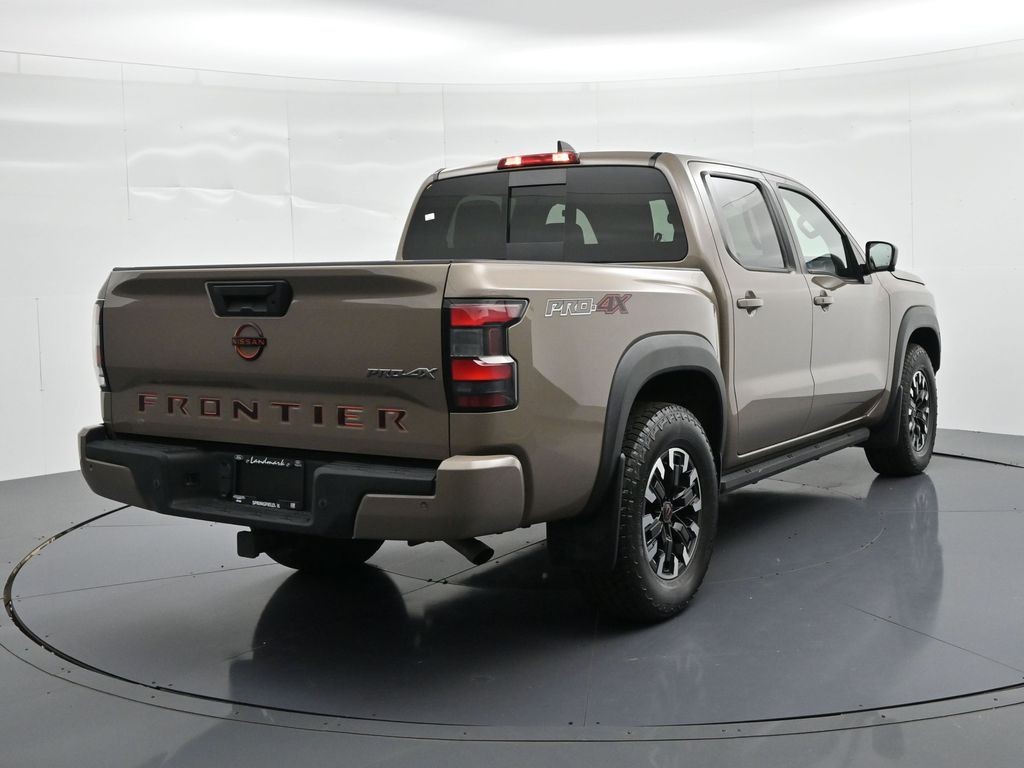 Nissan Frontier Vehicle Full-screen Gallery Image 6