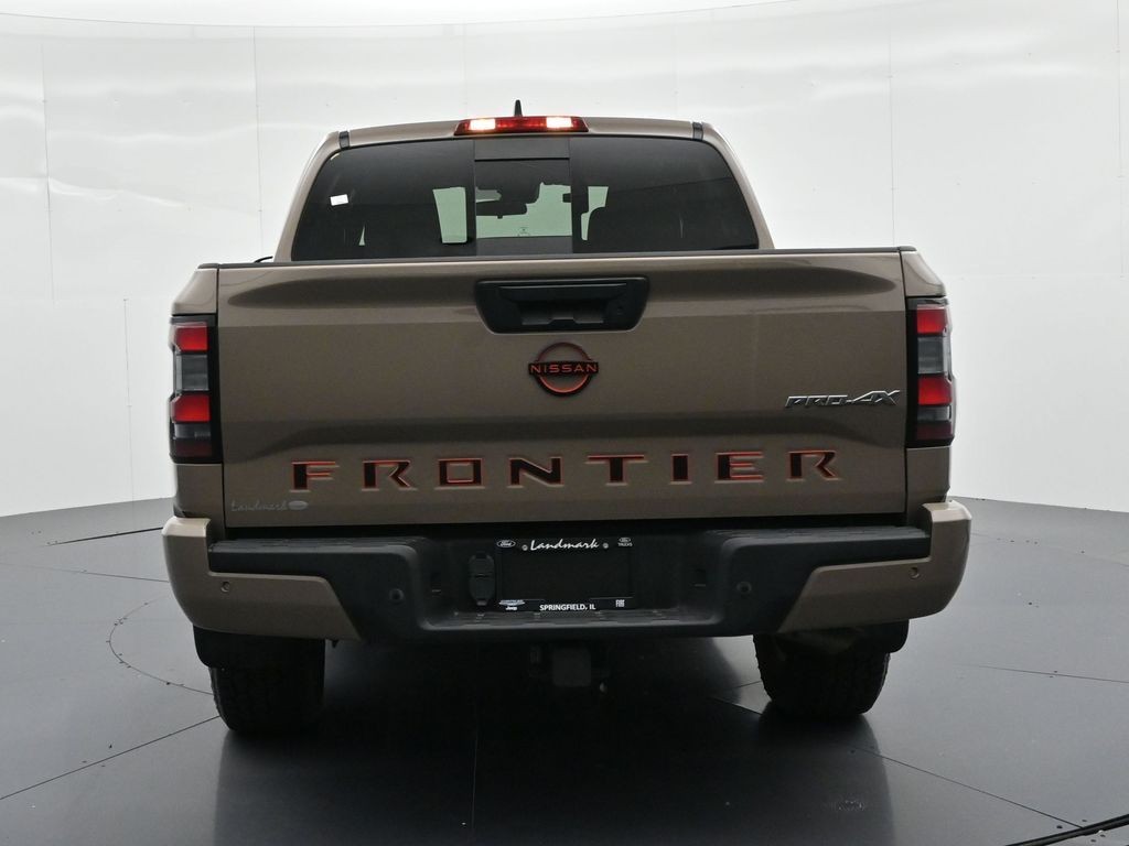 Nissan Frontier Vehicle Full-screen Gallery Image 7