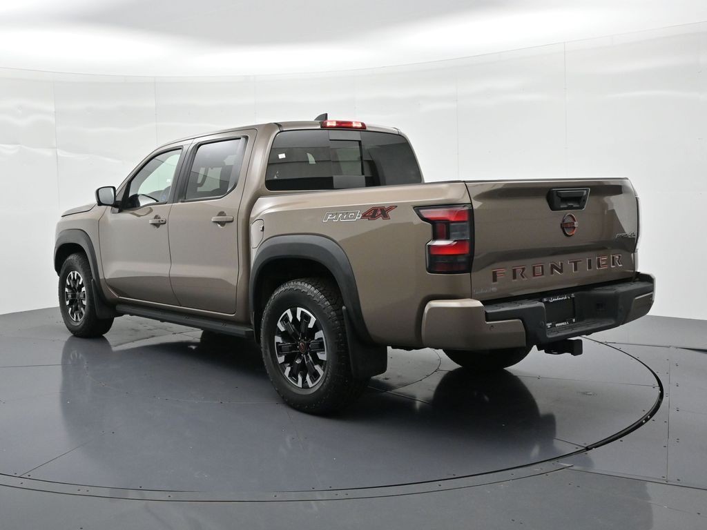 Nissan Frontier Vehicle Full-screen Gallery Image 8