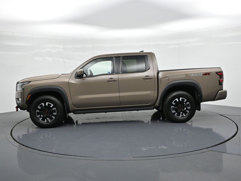 Nissan Frontier Vehicle Full-screen Gallery Image 9