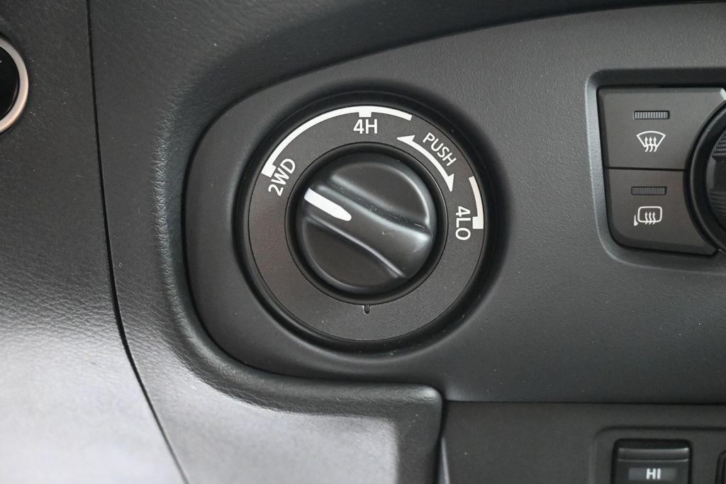 Nissan Frontier Vehicle Full-screen Gallery Image 14