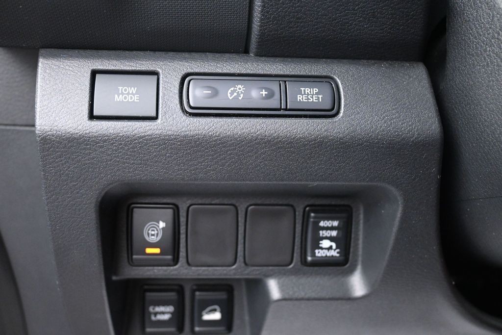 Nissan Frontier Vehicle Full-screen Gallery Image 19