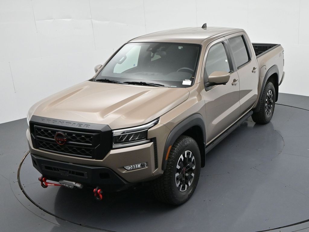 Nissan Frontier Vehicle Full-screen Gallery Image 24