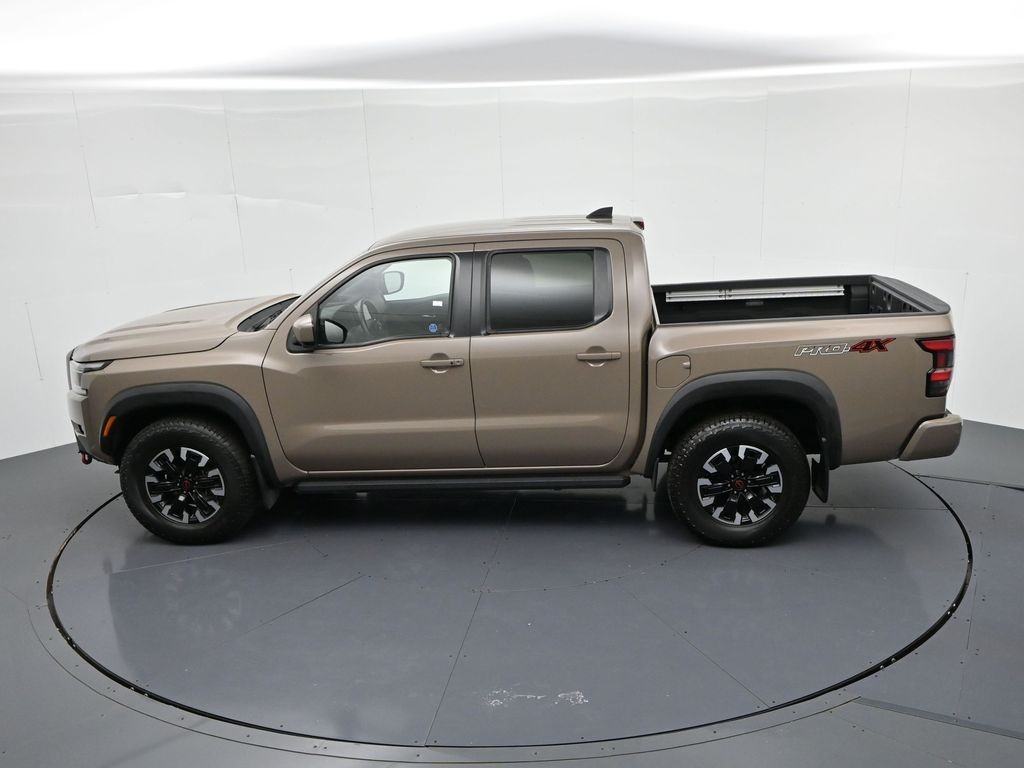 Nissan Frontier Vehicle Full-screen Gallery Image 25