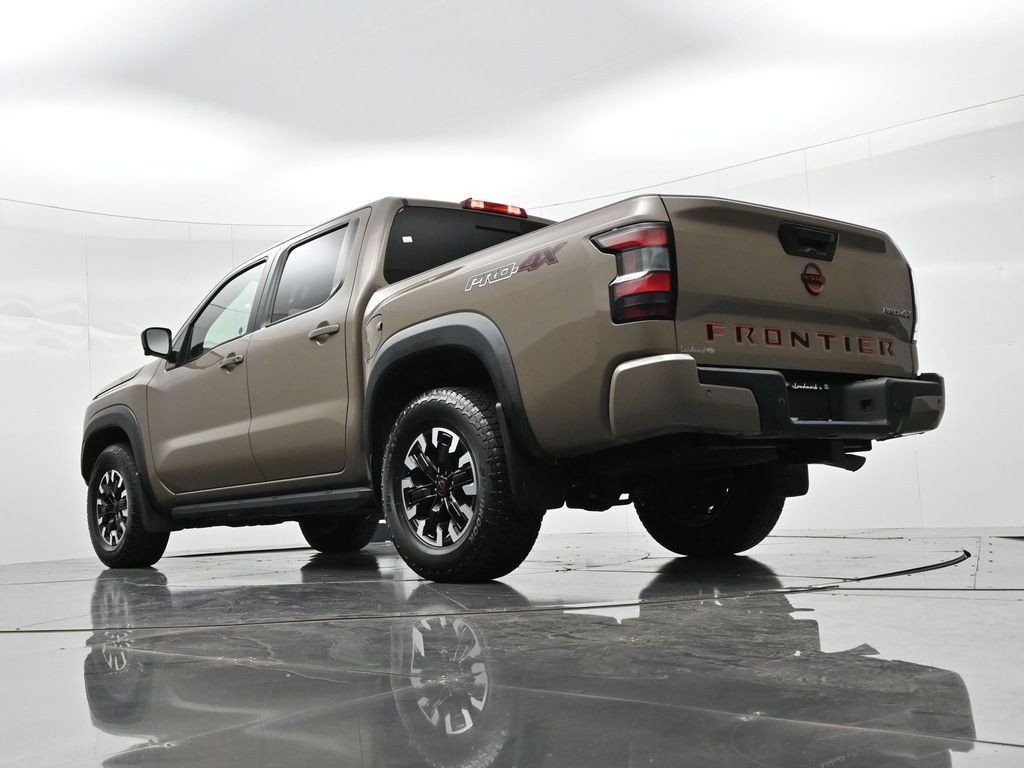 Nissan Frontier Vehicle Full-screen Gallery Image 26