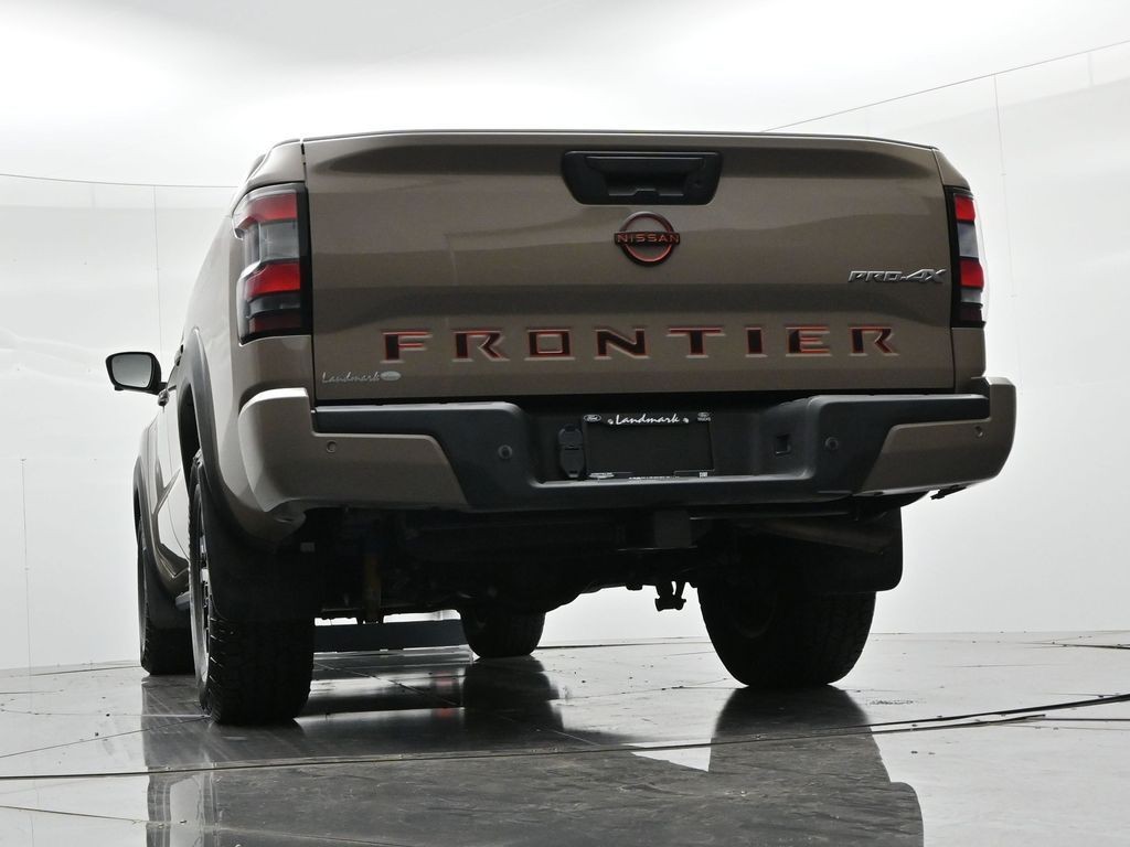 Nissan Frontier Vehicle Full-screen Gallery Image 27