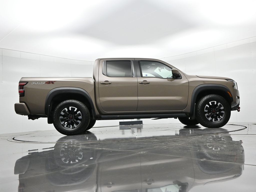 Nissan Frontier Vehicle Full-screen Gallery Image 29
