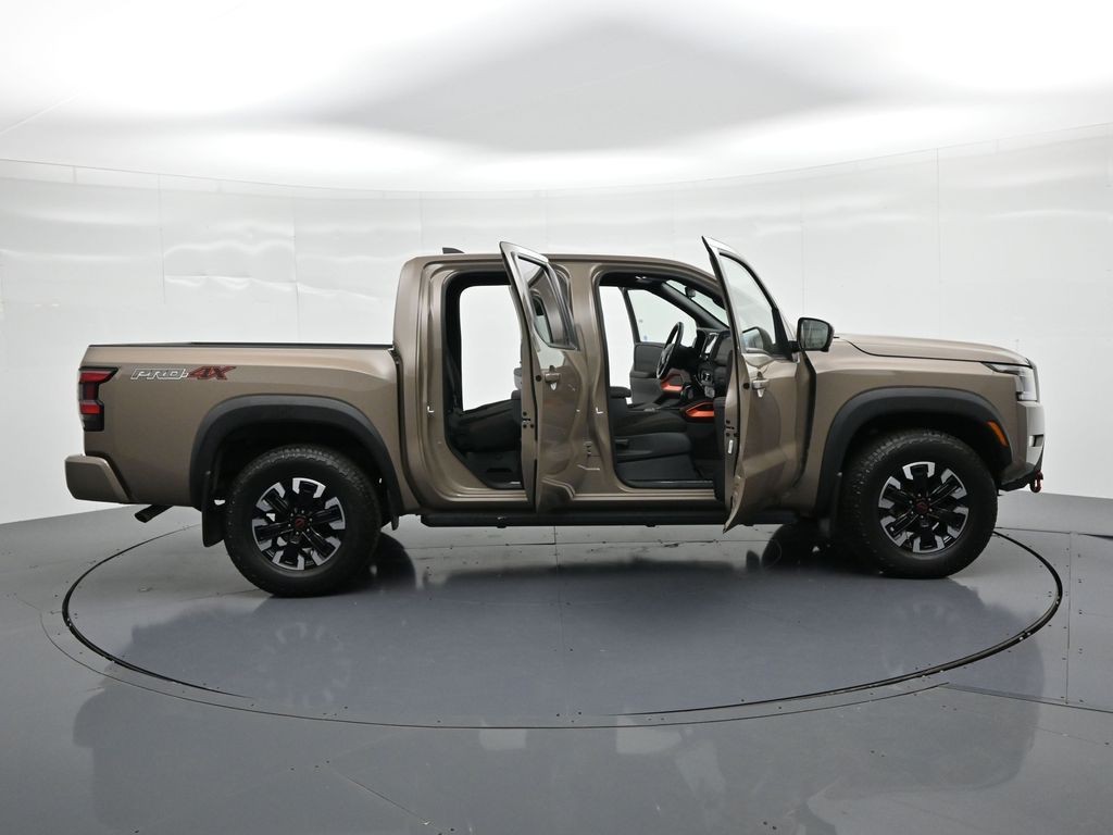 Nissan Frontier Vehicle Full-screen Gallery Image 30