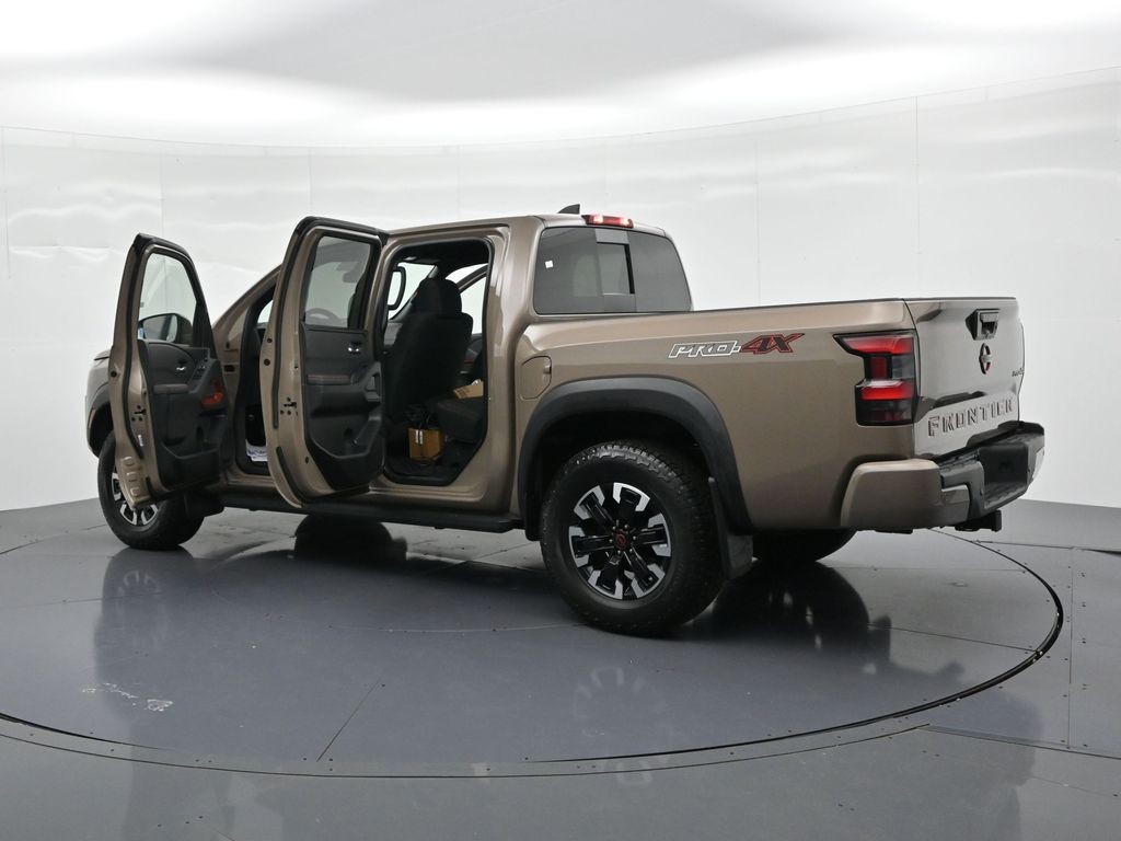 Nissan Frontier Vehicle Full-screen Gallery Image 31