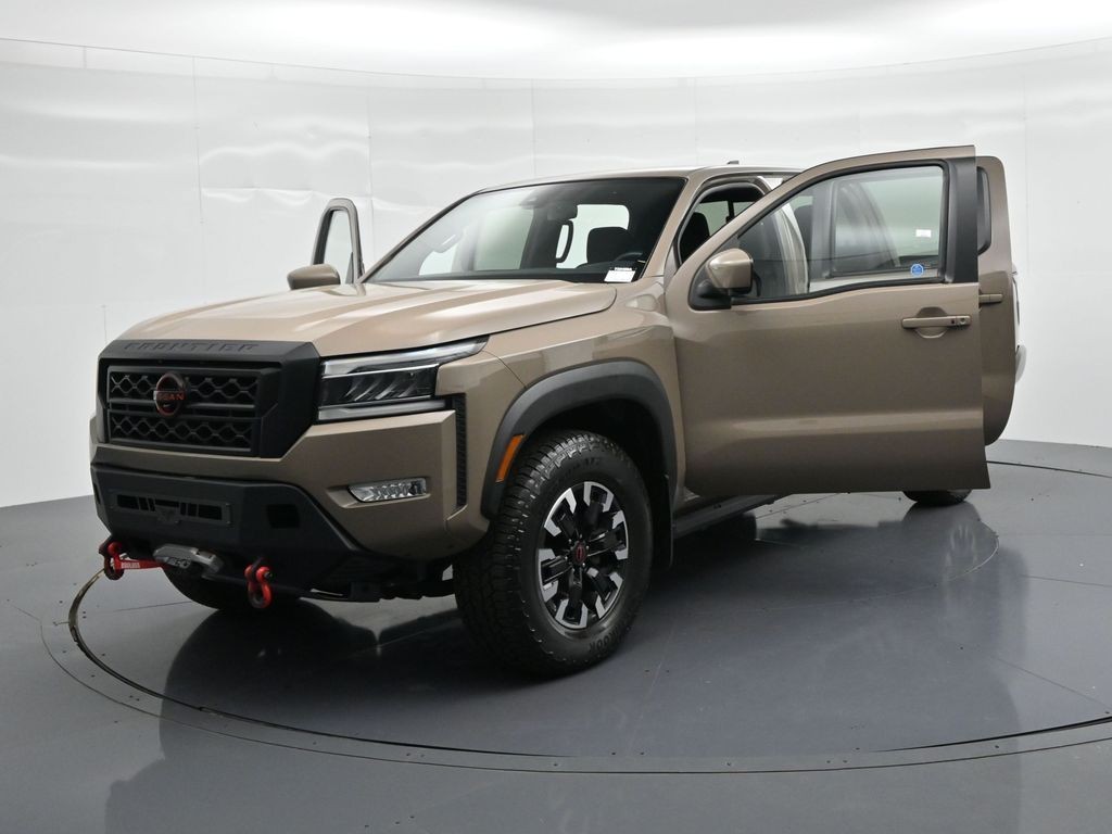 Nissan Frontier Vehicle Full-screen Gallery Image 32