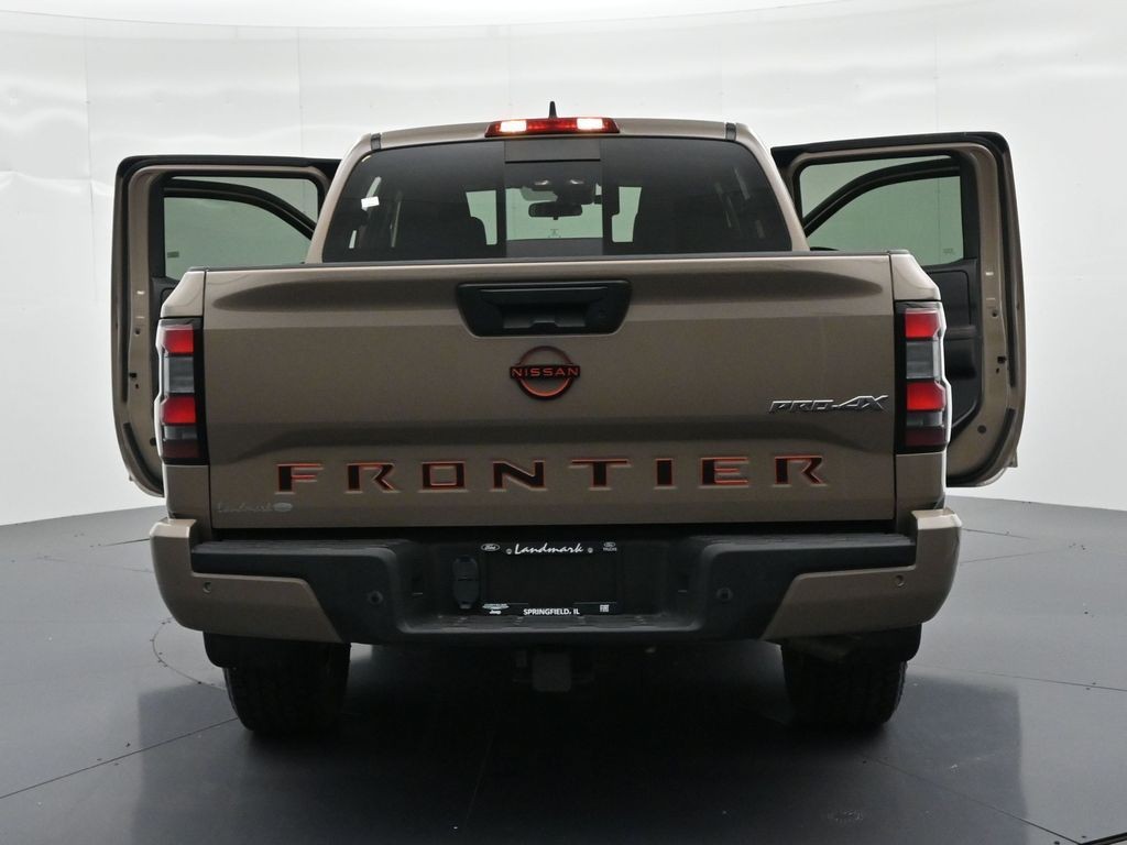 Nissan Frontier Vehicle Full-screen Gallery Image 33