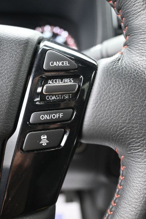 Nissan Frontier Vehicle Full-screen Gallery Image 17