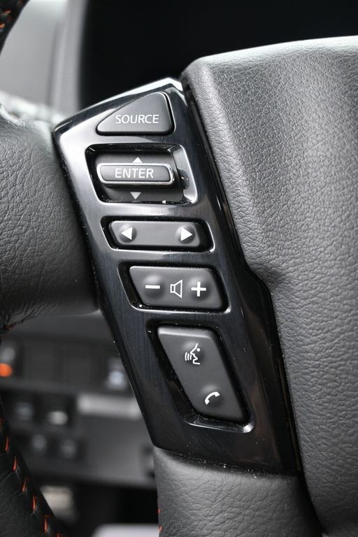 Nissan Frontier Vehicle Full-screen Gallery Image 18