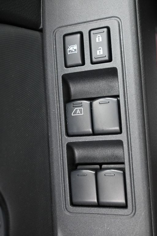 Nissan Frontier Vehicle Full-screen Gallery Image 21
