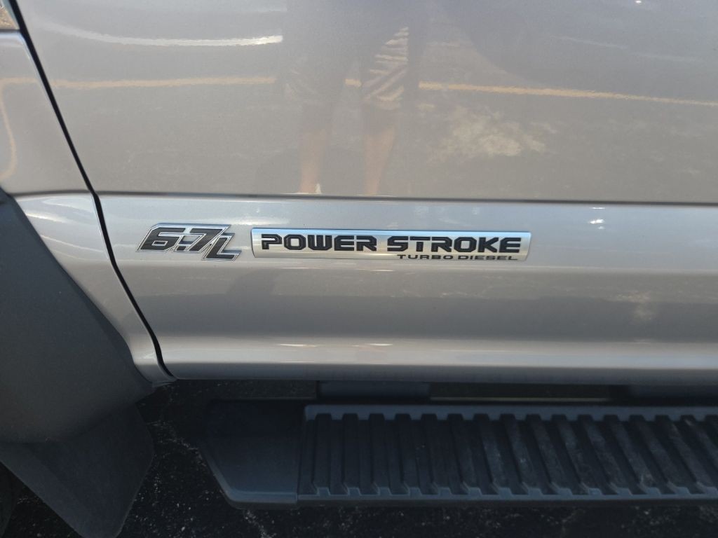 Ford Super Duty F-450 DRW Vehicle Full-screen Gallery Image 2