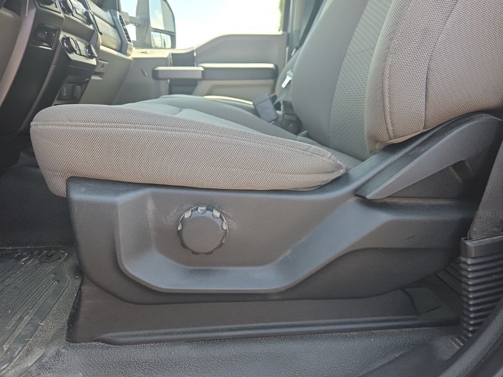 Ford Super Duty F-450 DRW Vehicle Full-screen Gallery Image 3