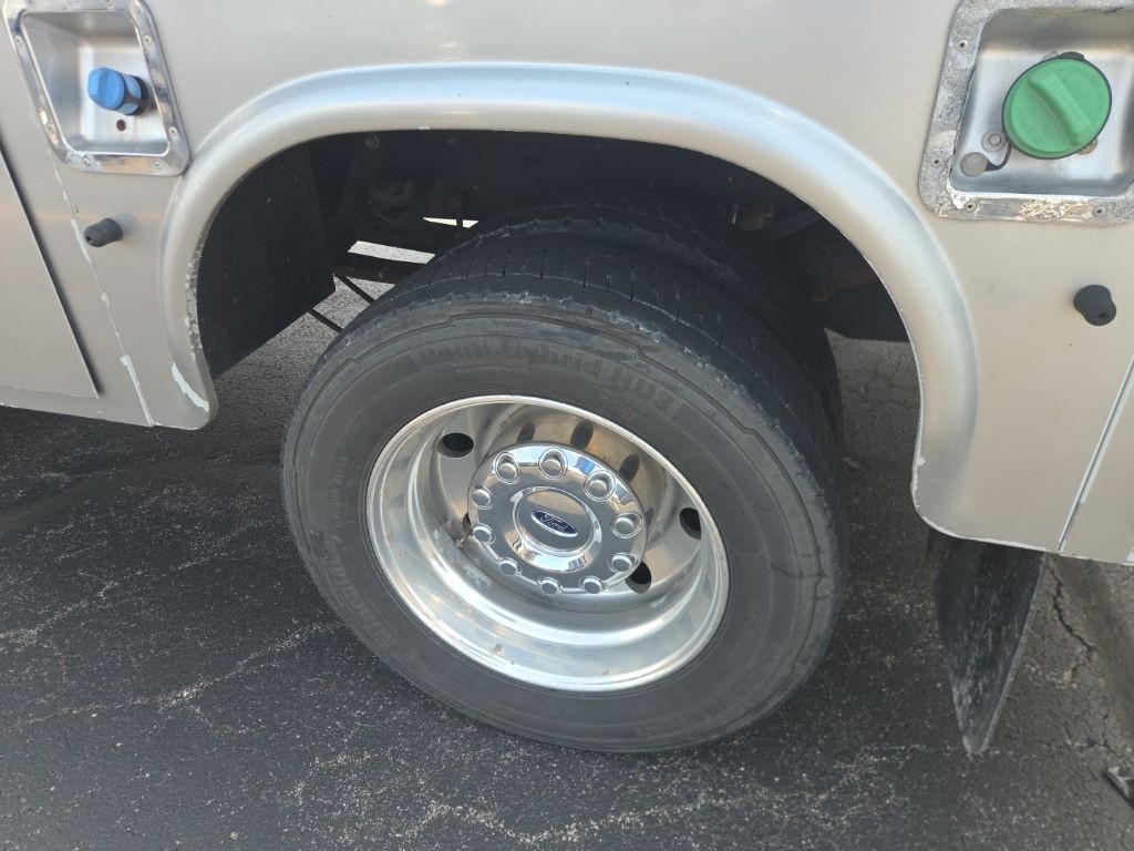 Ford Super Duty F-450 DRW Vehicle Full-screen Gallery Image 5