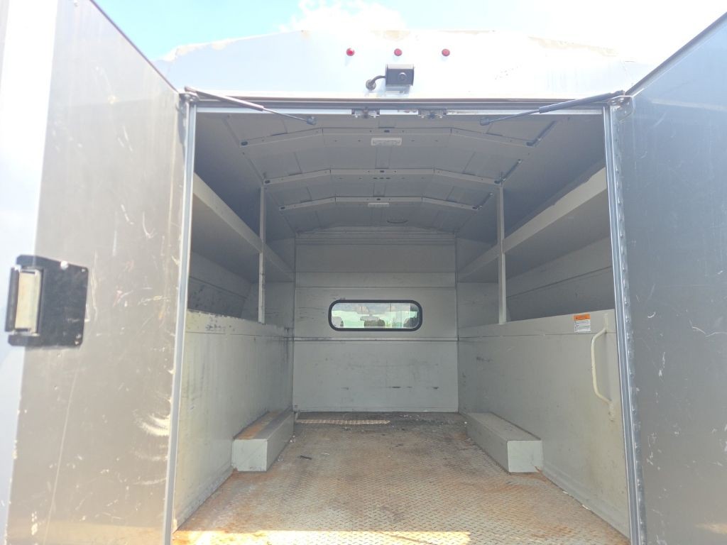 Ford Super Duty F-450 DRW Vehicle Full-screen Gallery Image 6